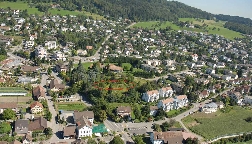 Dahlienpark, die ruhige Oase an zentraler Lage, im Hingergrund die W&auml;lder des Gubrist